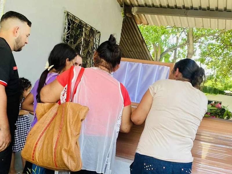 Familiares y amigos lamentan los asesinatos de los estudiantes.