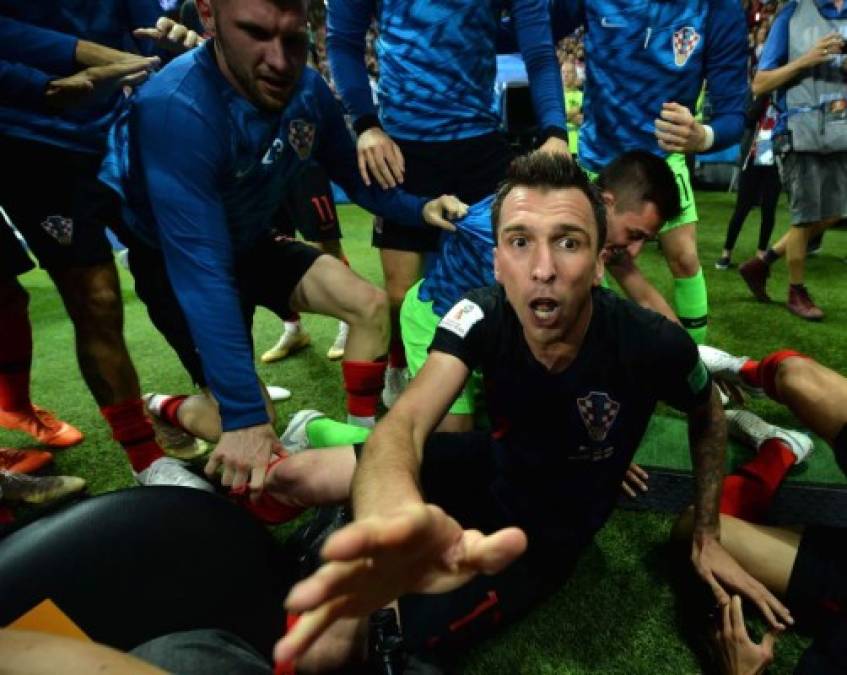 Esta es una de las imágenes que tomó el fotógrafo salvadoreño Yuri Cortez, colaborador de la agencia AFP, luego de que lo derribaran los croatas en el festejo del gol de Mario Mandzukic.