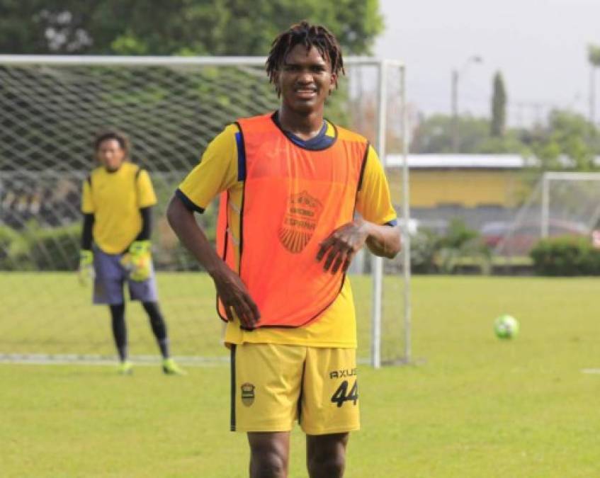 El joven futbolista Denilson Castillo, hijo del ex jugador hondureño 'Palic' Castillo, ha firmado contrato con el Real España por tres temporadas.