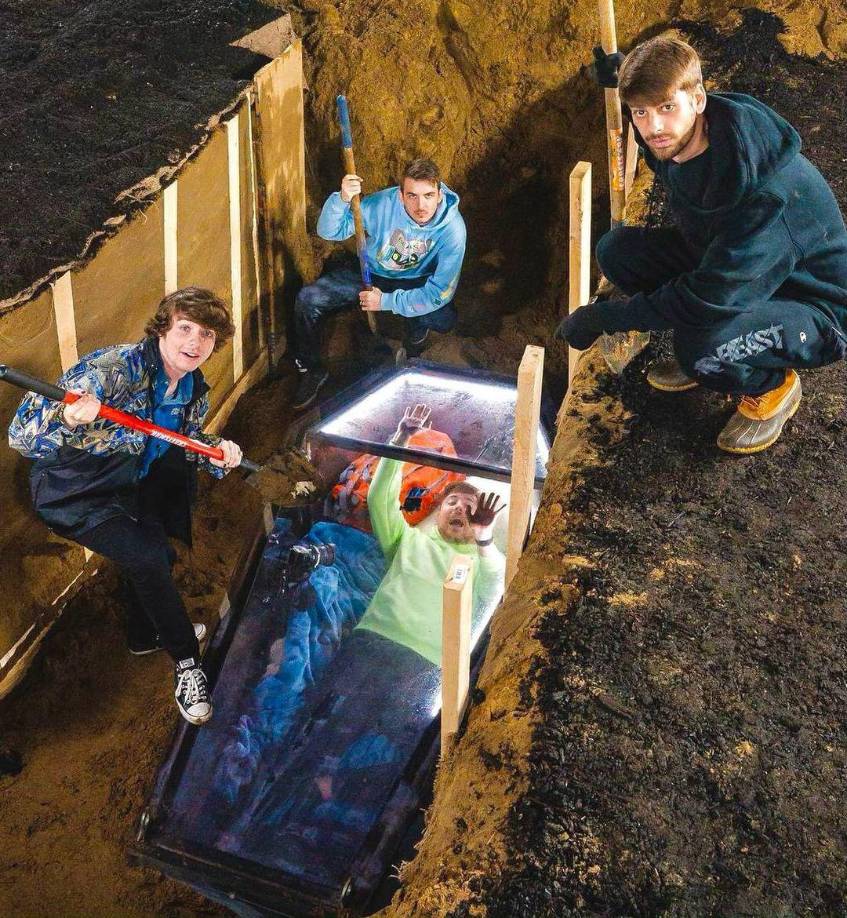 Algunos videos populares incluyen conducir en la misma carretera 1000 veces y ser enterrado vivo durante 50 horas. Uno de sus videos más vistos es un Squid Game de la vida real con una recompensa de $456,000.