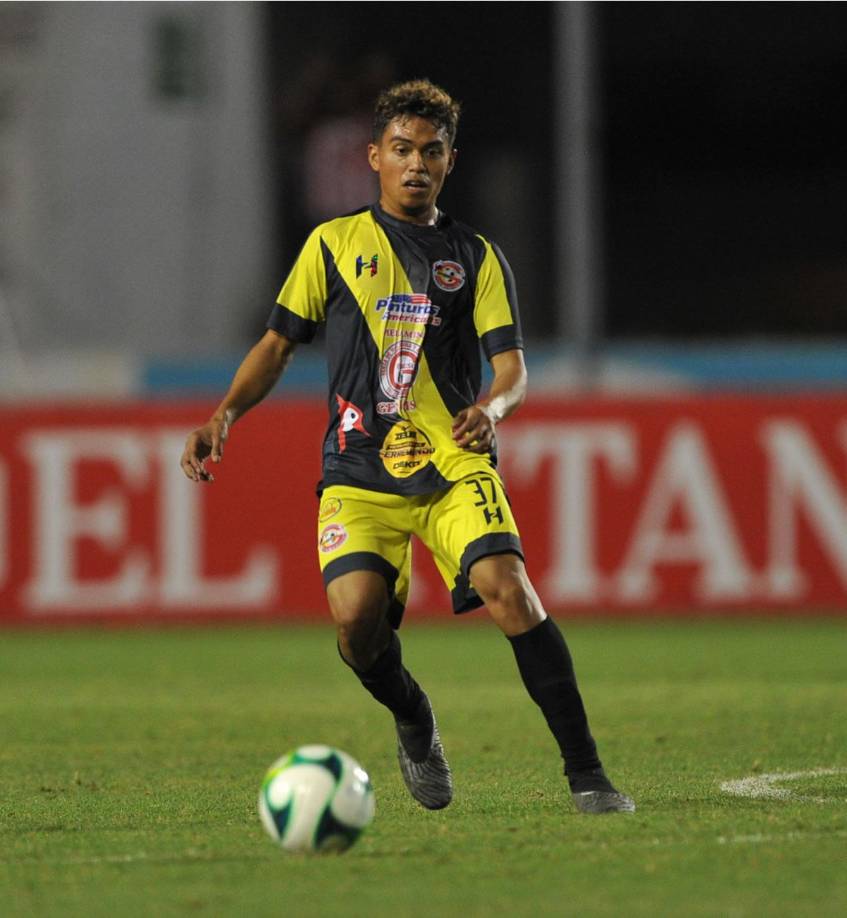 Caleb Tilguath saltó al campo con el dorsal 37 y juega igual que su padre, de mediocampista. 