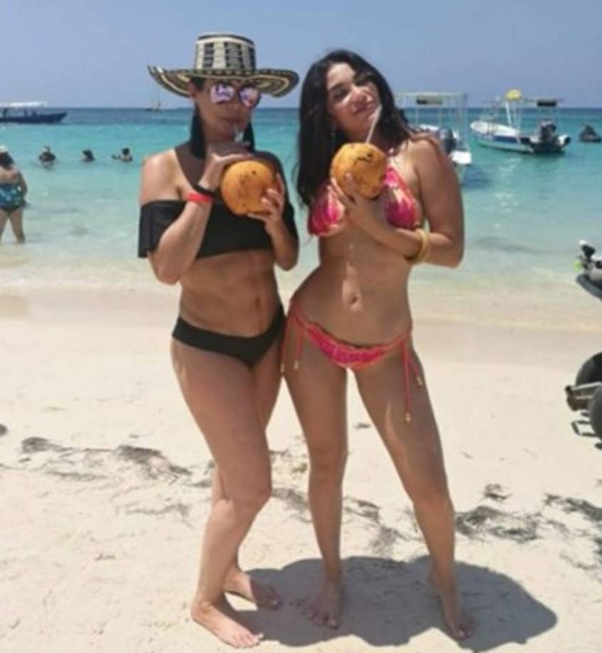Las periodistas Amanda Mena y Helena Álvarez de vacaciones de Verano 2018 en Roatán.