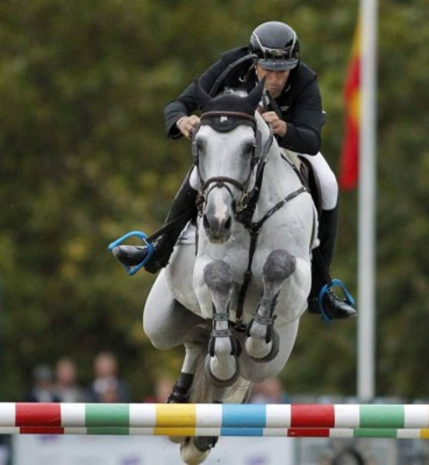 ECUESTRE. Poder equino. Regan Bayliss monta a Houtzen y salta la barrera en la competencia Eptimum en el hipódromo del Valle de Moonee, en Melbourne, Australia.