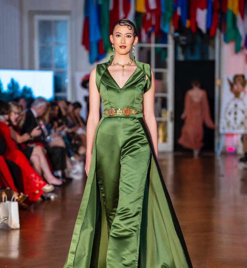 Los juegos de aritos y collares integran la colección.