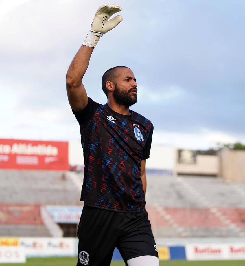 Edrick Menjívar - El portero hondureño amplió su contrato por tres años más con el Olimpia, lo que “refleja la confianza del club en su capacidad para mantener la portería imbatida y su importancia estratégica para el equipo”.