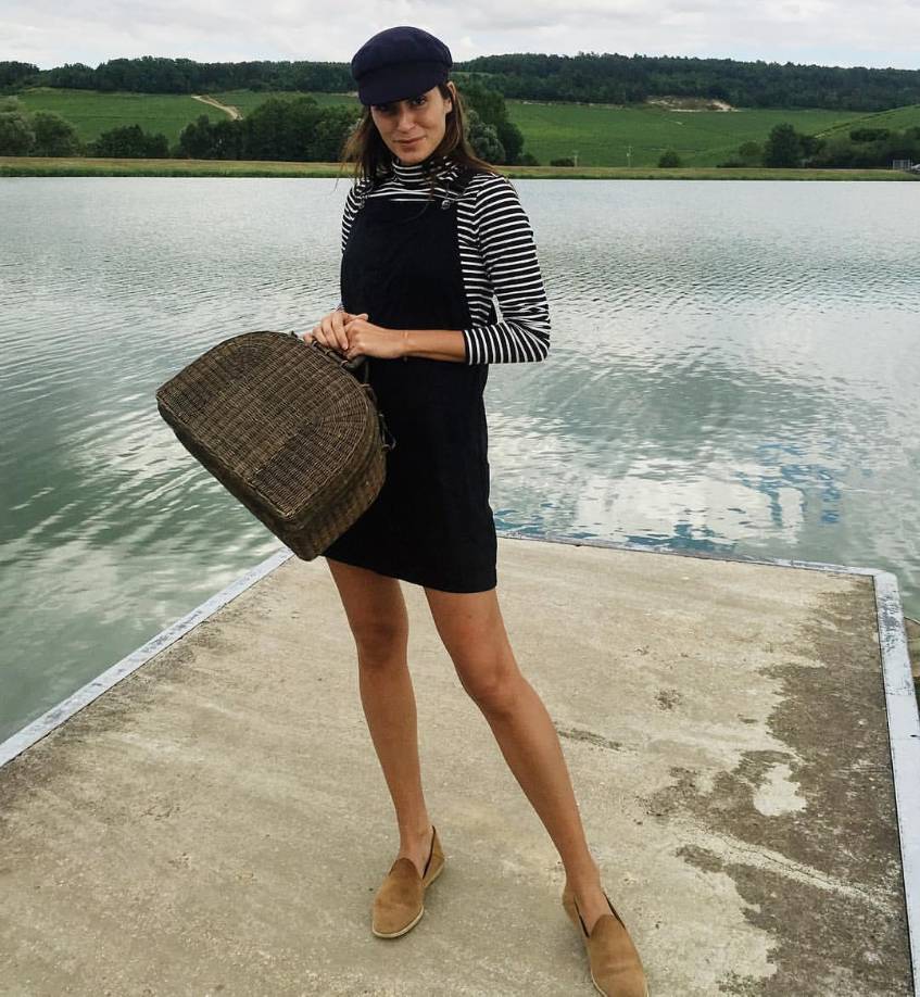 Una camiseta a rayas también se puede usar con una vestido estilo overol y sandalias.