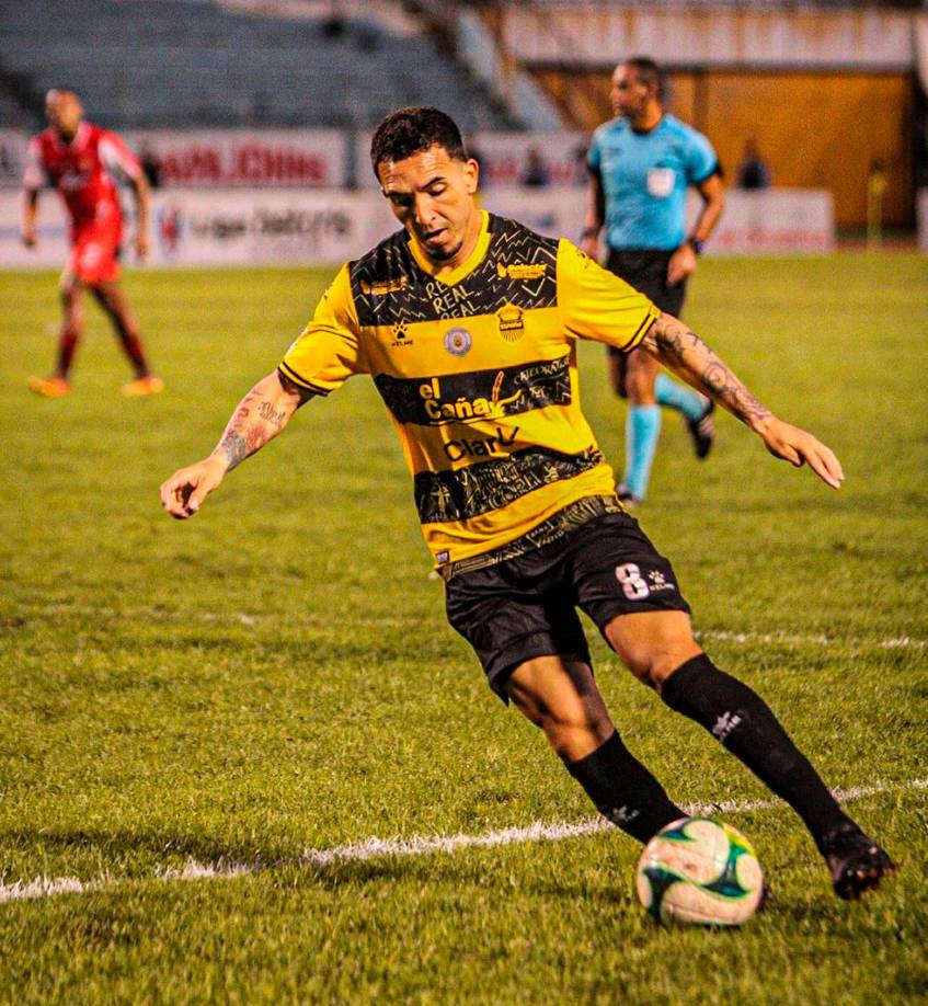 Óscar Raí Villa - Entre las posibles salidas que tendría el Real España se encuentra el delantero mexicano, que venía de ser campeón en Guatemala con Xelajú, tuvo un saldo de 15 partidos, un gol y dos asistencias.