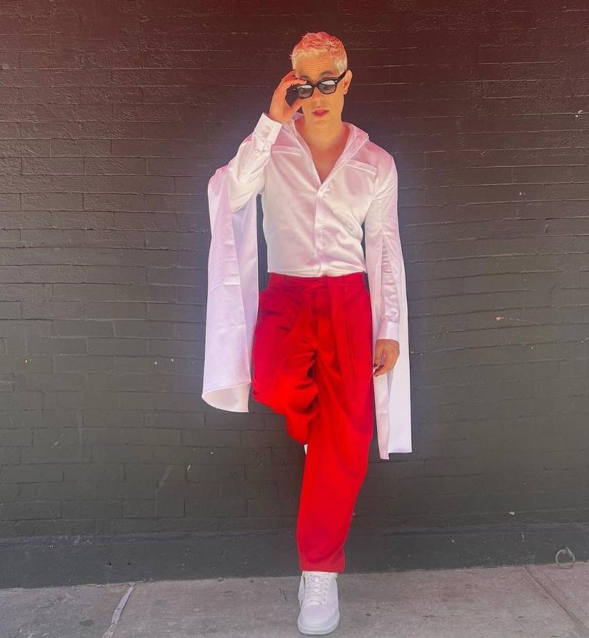 “Me dirijo a ti @christianchavezreal, con todo el respeto y la admiración que te tengo por ser tú y tus compañeros un grupo de mexicanos exitosos; con este mismo respeto te invito a que portes nuestra indumentaria, la de los charros, conforme a nuestros cánones”, comunicó Echevarría.