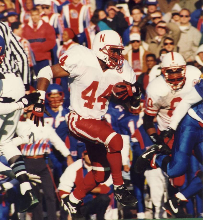 Calvin Jones destacó como corredor en el fútbol colegial con los Nebraska Cornhuskers entre 1991 y 1993. Lideró la Conferencia de los ‘Big 8’ en anotaciones durante su temporada de primer año y fue nombrado All-American en su segunda temporada. 