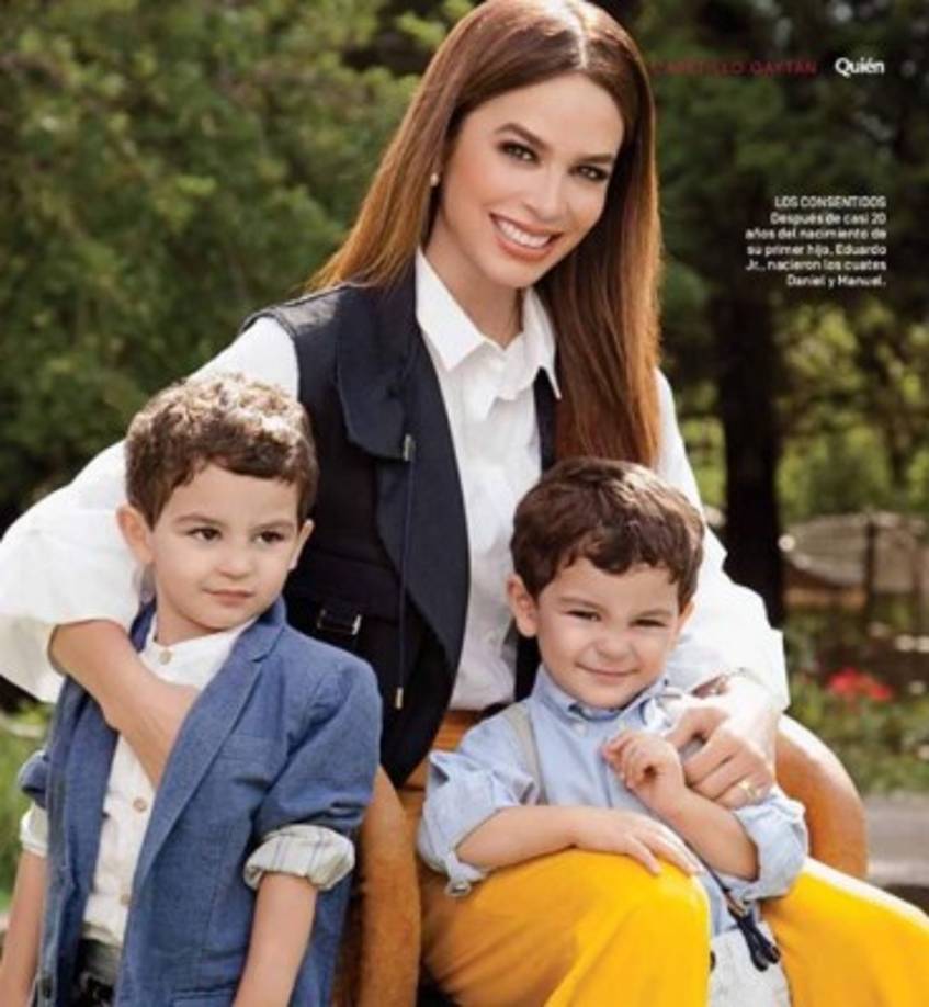 Biby Gaytán pasando para la revista Quién junto a sus pequeños gemelos, Manuel y Daniel, nacidos en 2014.
