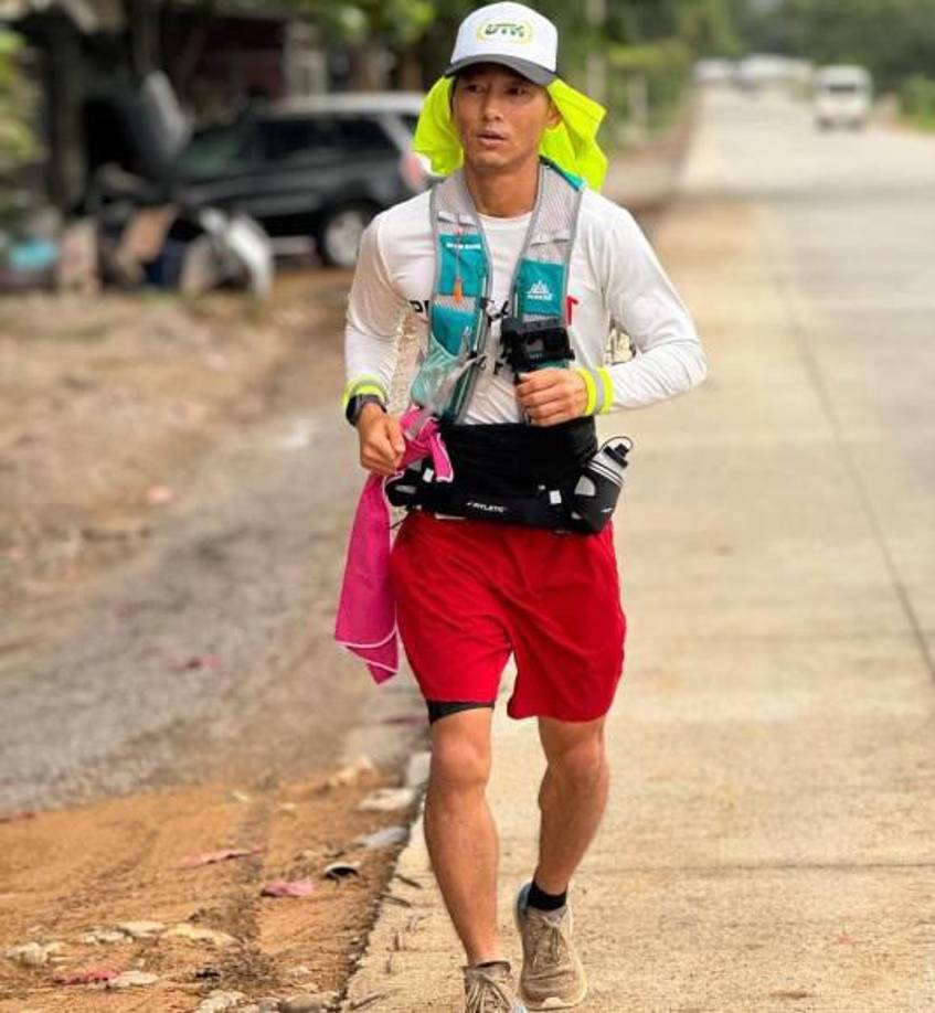 Muchos mexicanos lo han alentado durante el servicio religioso, y otros lo acompañarán en su travesía.
