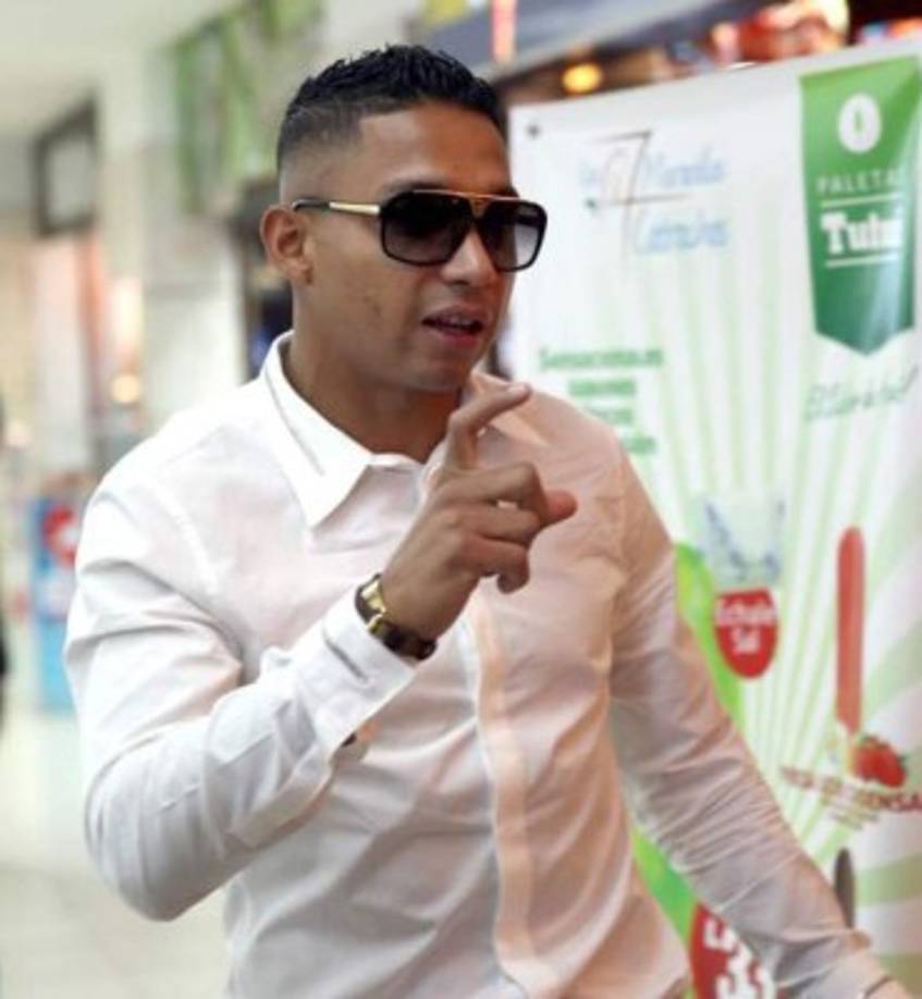 Emilio Izaguirre: En el Olimpia mediante su presidente Rafael Villeda se pronunciaron sobre los rumores de una posible vinculación del jugador al conjunto olimpista: 'Mientras esté en los planes de Motagua nosotros no haremos una gestión de ninguna manera. Mientras Motagua esté interesado en renovar a Emilio, Olimpia no se involucrará”, indicó Rafael Villeda en Diario Diez.