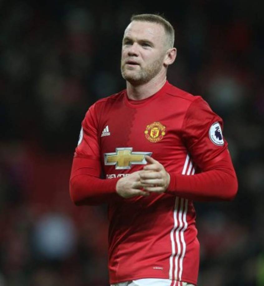 El Stoke City FC está dispuesto a hacer sitio en sus filas a Wayne Rooney, el más importante jugador inglés de la última década. El veterano delantero del Manchester United está sonando con fuerza para abandonar su club este verano, debido al interés de clubs chinos y estadounidenses por sus servicios, pero los potters están dispuestos a poner todo de su parte para que inicie una nueva etapa en la Premier League. De acuerdo con el 'Daily Mirror', el Stoke aprovechará la millonaria solvencia económica de su propietario, dueño también de una importante casa de apuestas, para ser capaz de costear el fichaje del internacional inglés y su salario.