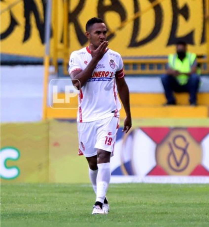 La dedicatoria con besito de Danilo Tobías tras su gol.