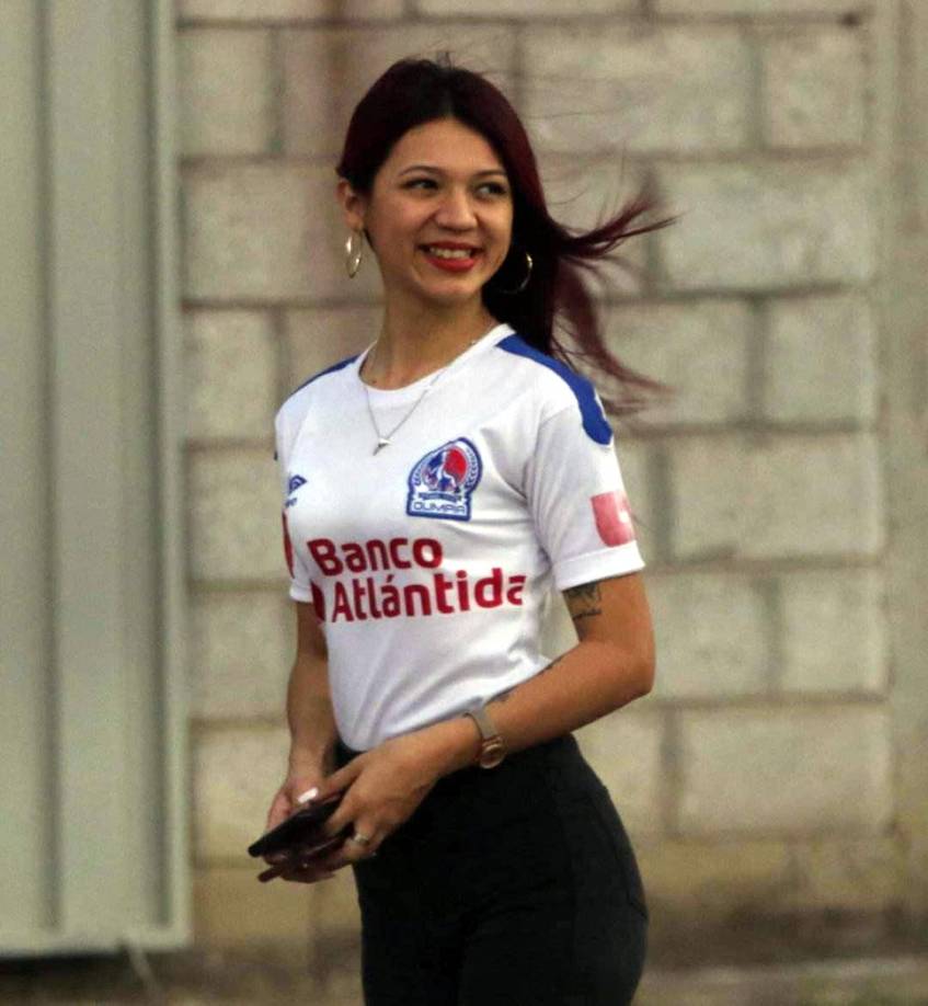 Otra seguidora del equipo merengue que llegó a disfrutar del partido en el Carlos Miranda.