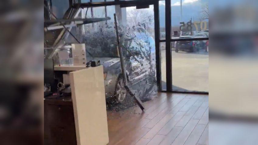 VIDEO: Hombre estrella su coche nuevo contra agencia porque no obtuvo un reembolso