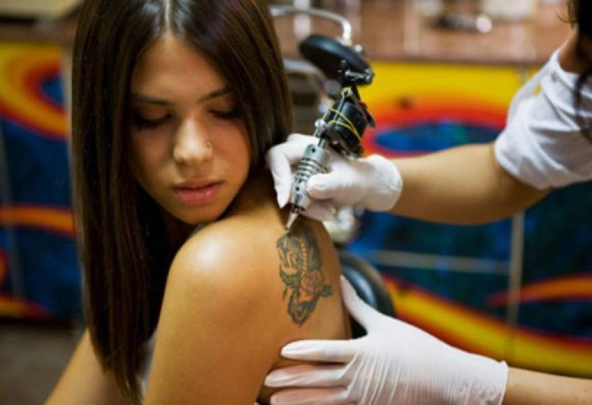 Japón: A pesar de que tienen muchos años de historia, pues en la antigüedad los japoneses llevaban tatuajes como símbolo espiritual, en los últimos años es visto como un signo que llevan los criminales. Hay lugares en Japón donde no puedes entrar si tienes un tatuaje. Por ejemplo: las piscinas públicas, gimnasios, bares y algunas tiendas especializadas.