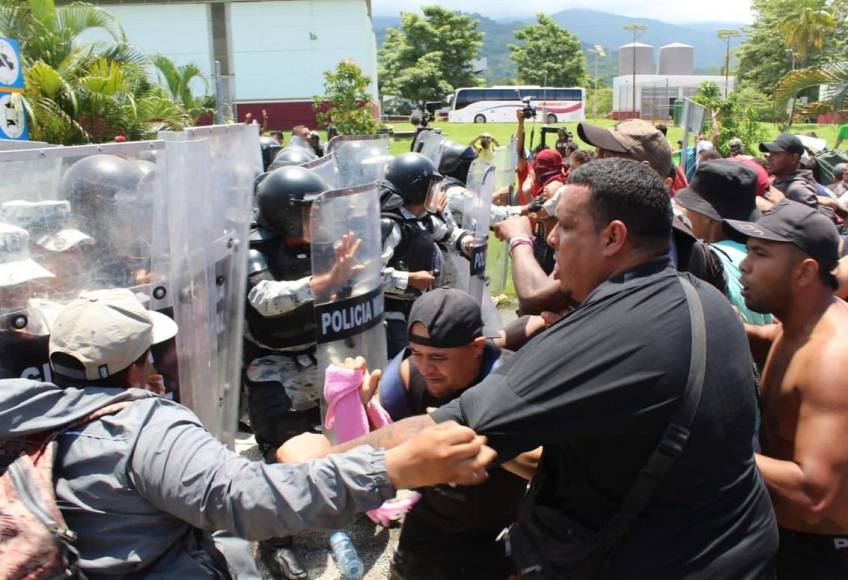 La irrupción se dio luego de que los migrantes cumplieron dos días a las afueras del Centro de Atención Integral al Tránsito Fronterizo (Caitf) de Huixtla, a unos 40 kilómetros de la ciudad de Tapachula, donde buscan obtener documentos de tránsito que les permitan continuar su travesía hacia la frontera con Estados Unidos.