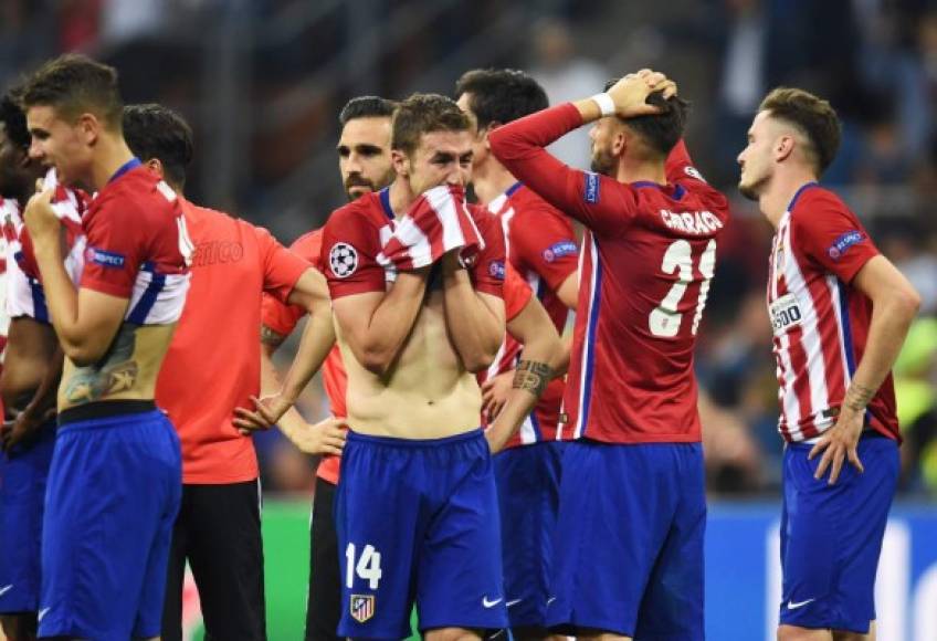 Los jugadores del Atlético lamentando la derrota. Foto EFE.