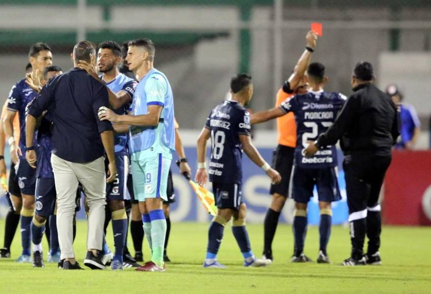 El árbitro Armando Castro expulsó a otro miembro del staff técnico de Motagua, mientras Jonathan Rougier y Marcelo Pereira intentaban controlar a ‘La Tota‘ Medina.
