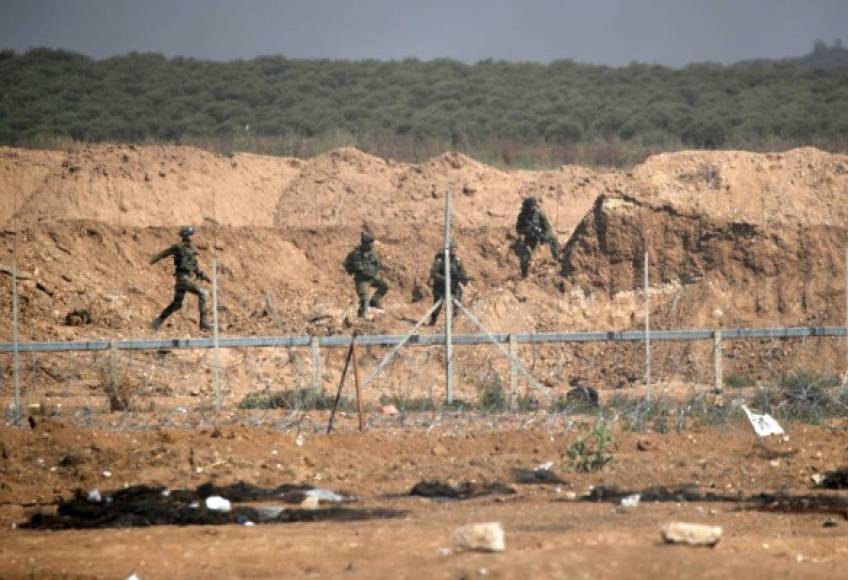 Soldados israelíes toman posiciones cerca de la frontera con la Franja de Gaza.