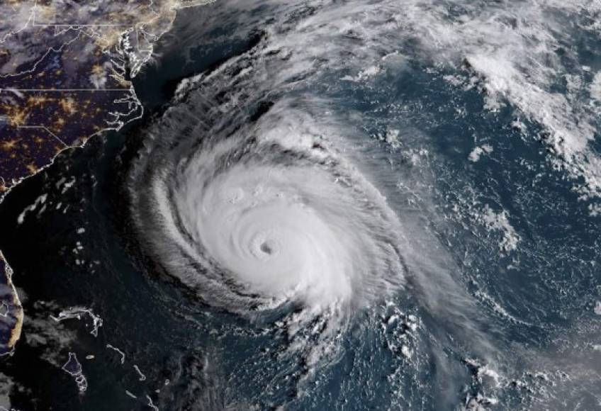 Se prevé que el sistema 'se fortalezca aún más hasta esta noche', para comenzar a debilitarse algo el jueves por la tarde, aunque se pronostica todavía que Florence será un huracán de categoría mayor 'extremadamente peligroso cuando se aproxime a la costa estadounidense' el viernes.