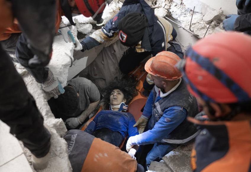 Los equipos de rescate continúan la búsqueda de miles de personas que se sospechan atrapadas entre los escombros, pero el optimismo mengua ante las gélidas temperaturas y la superación del plazo de 72 horas que se considera crucial para salvar vidas.