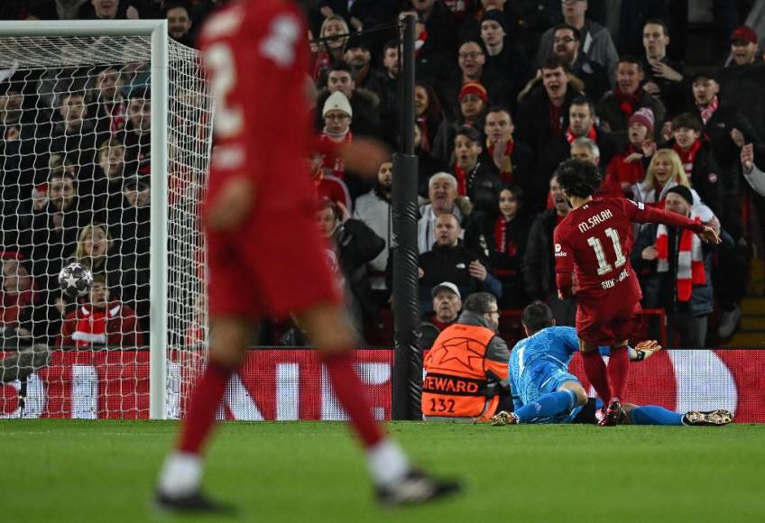 El portero Courtois cometió un terrible error y fue el segundo gol del Liverpool a los 14 minutos. Era el 2-0 del cuadro inglés y todo era alegría en los reds.