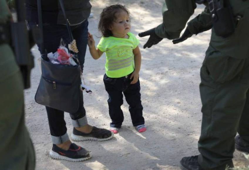 'Cruel e inhumano': Las imágenes de la separación de familias inmigrantes en la frontera