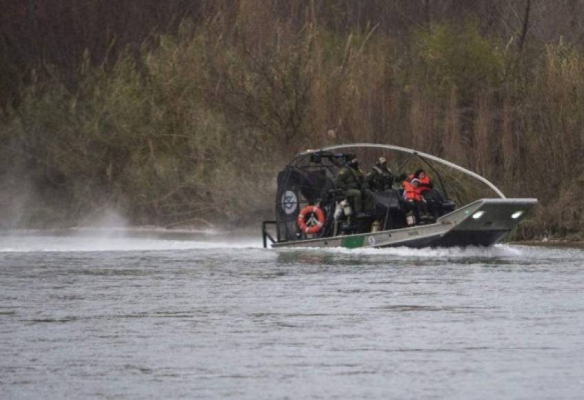 Decenas de migrantes hondureños han sido rescatados de las aguas heladas del río bravo en los últimos días tras intentar cruzar ilegalmente a Estados Unidos para solicitar asilo.