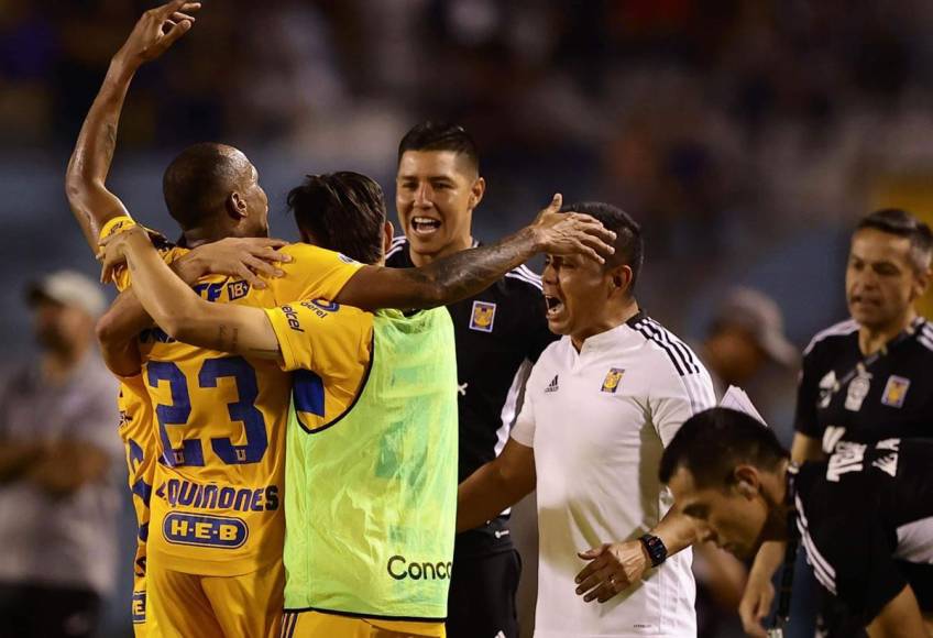 El técnico ‘Chima‘ Ruiz también celebró con el colombiano Luis Quiñones tras su gol ante Motagua.