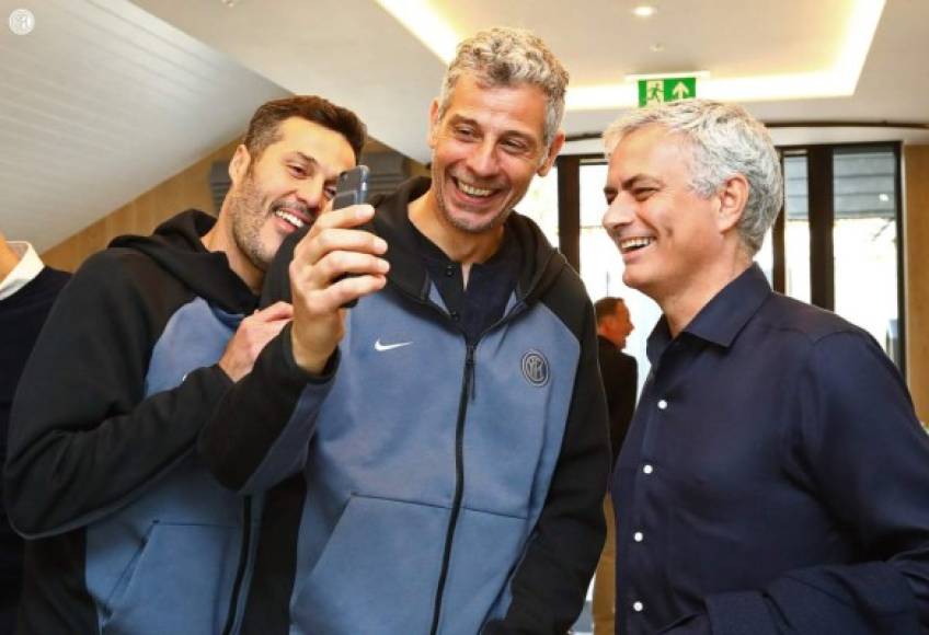 Mourinho junto a los ex porteros Julio César y Toldo.