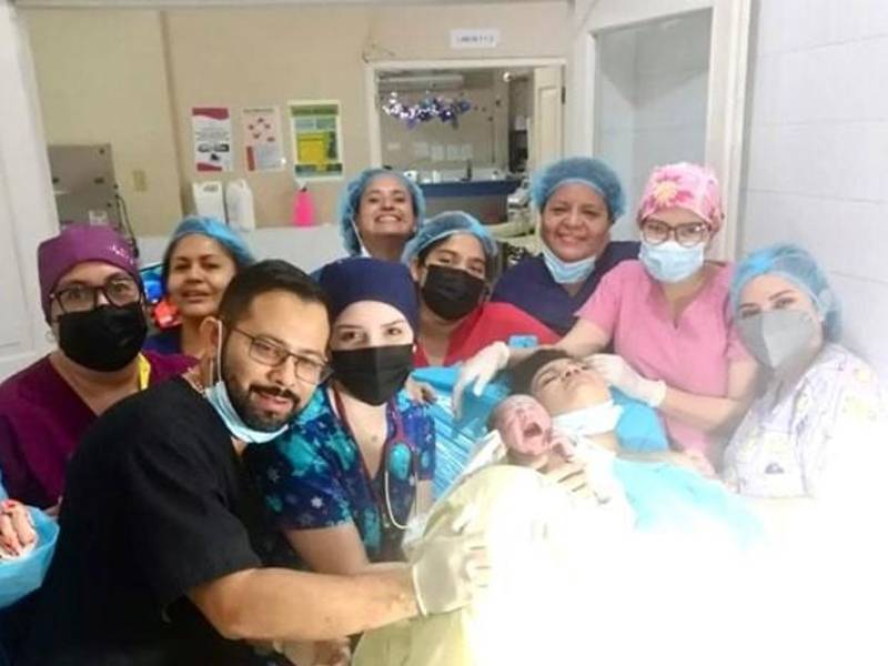 El equipo médico, que asistió en el parto a la madre de la recién nacida, se tomó varias fotografías que fueron publicadas en las redes sociales del Hospital San Felipe.