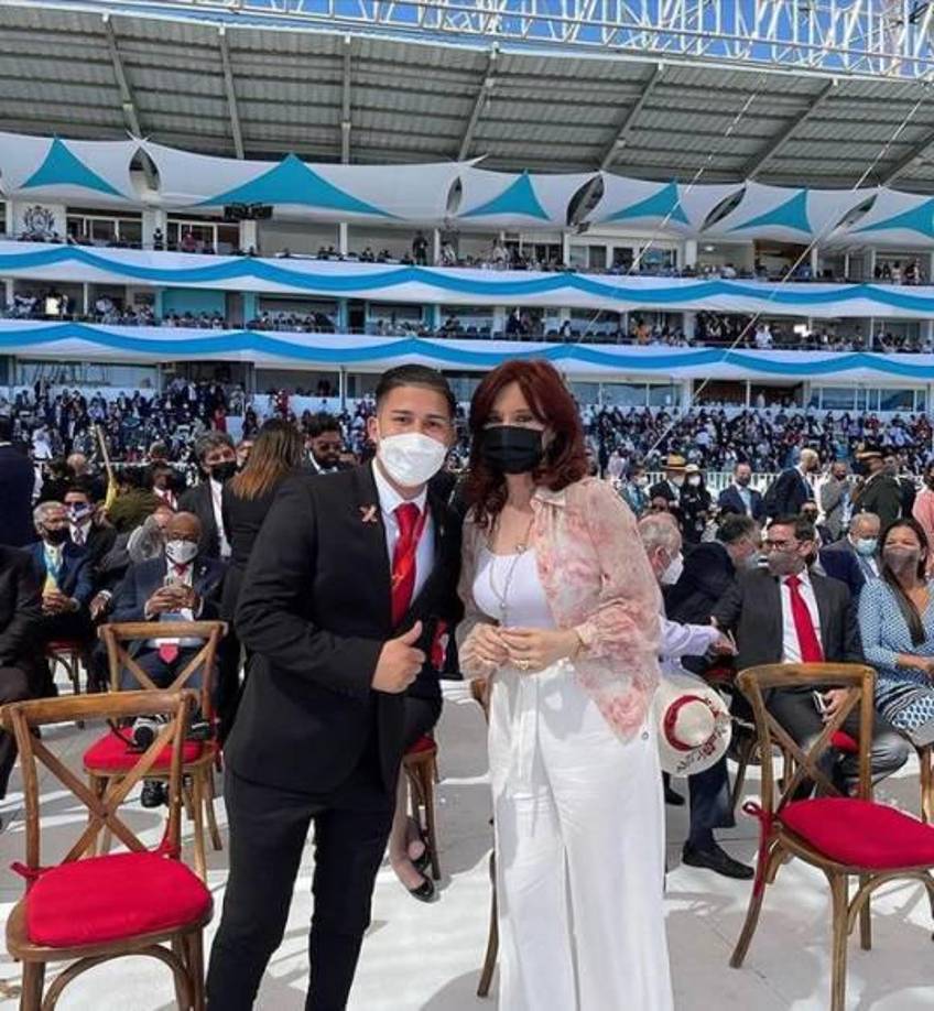 En la toma de posesión de Xiomara Castro se le vio posando para la foto con altas personalidades invitadas a la investidura de la mandataria.