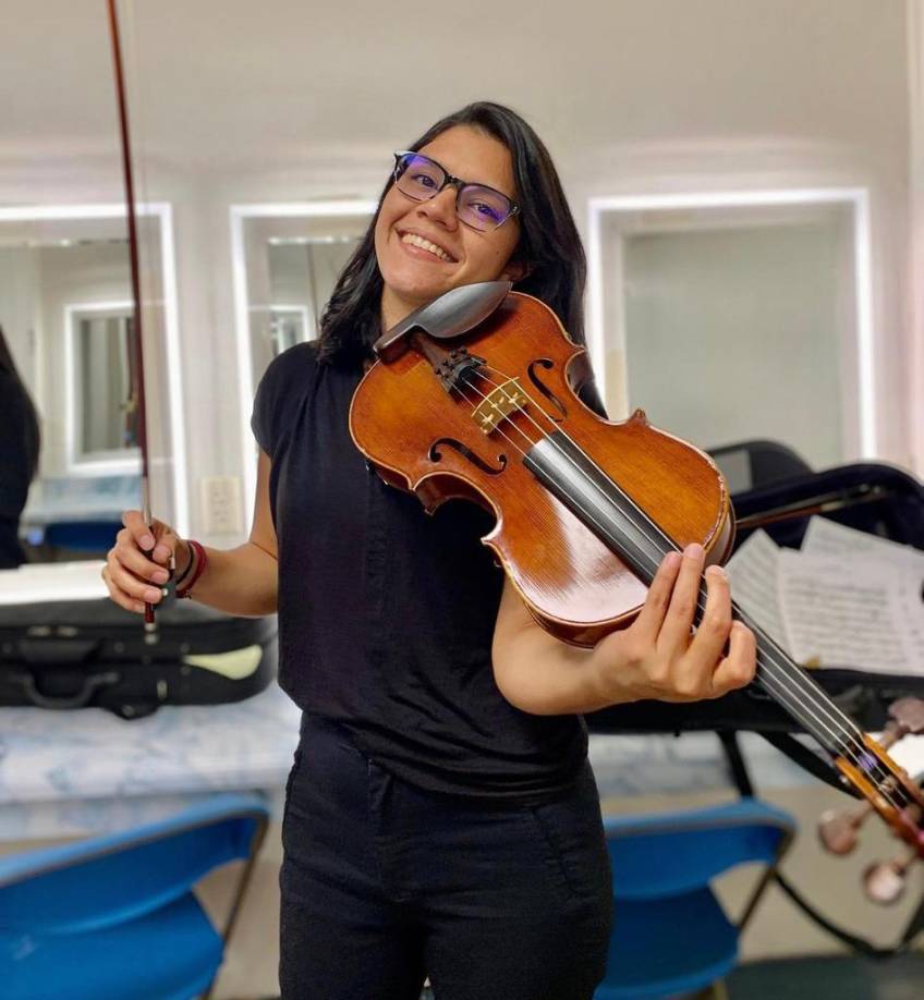 En 2013, tras graduarse de secundaria, la segunda de las hermanas Corrales comenzó a trabajar como maestra en la Victoriano López y otro centro educativo para pagar clases de inglés y aplicar a una universidad en EE UU.