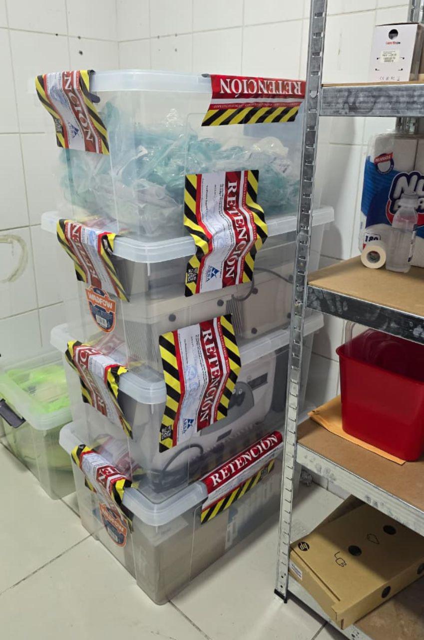 Las autoridades indicaron que clausuaron la clínica por la prestación de servicios y el desarrollo de diagnósticos sin personal competente, así como manejo irregular de medicamentos.