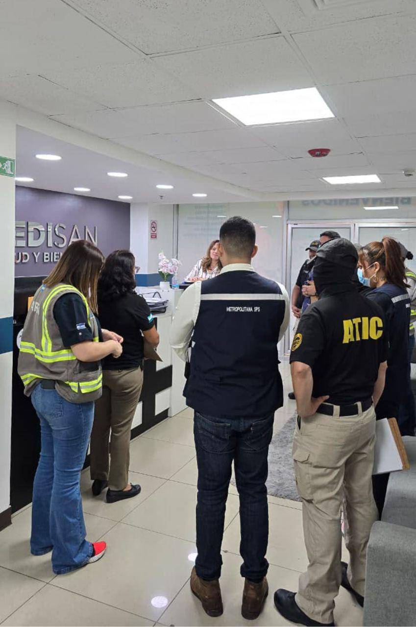 El equipo también tomó declaraciones del personal. Parte del staff no logró acreditar su titulación médica y se detectó un gran número de empleados colombianos.