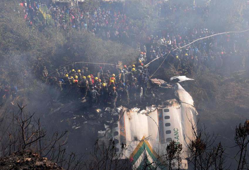Al menos 68 personas murieron este domingo en Nepal al estrellarse un avión en el que viajaban 72, en la peor catástrofe aérea en el país en tres décadas.
