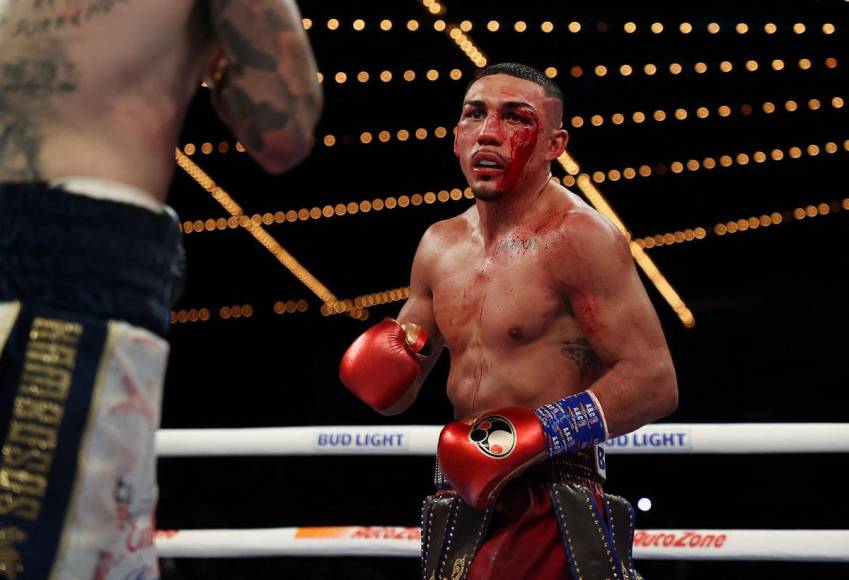 López sufrió un fuerte corte sobre su ojo izquierdo en el 11° ya que la pelea se detuvo brevemente por el médico del ring.