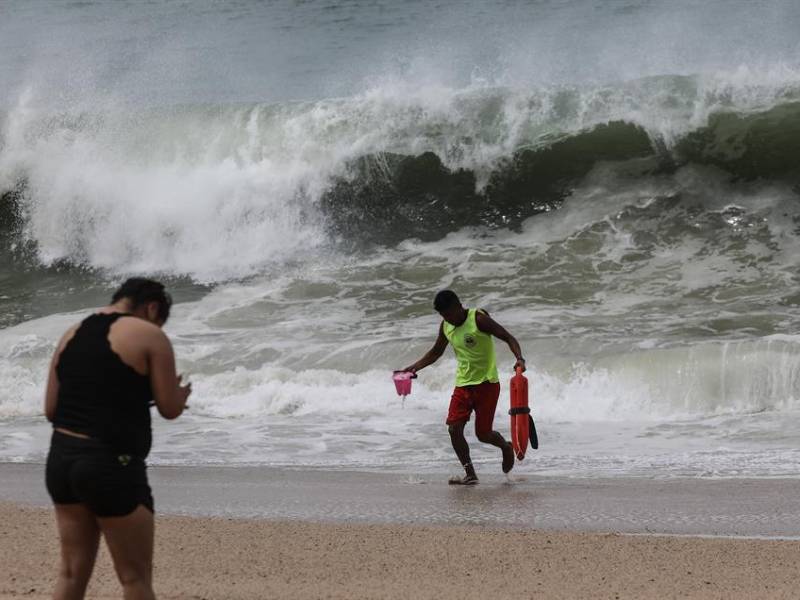 Fotografía del alto oleaje en playas de Acapulco, en el estado de Guerrero (México). Imagen de archivo.