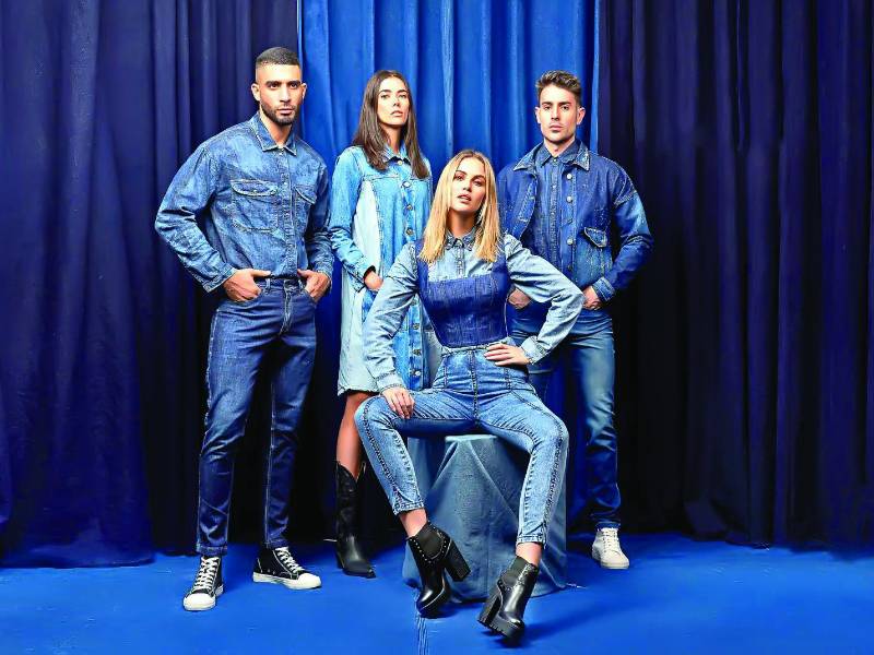 La tela denim se caracteriza por ser muy resistente, duradera, con cuerpo y estabilidad, ya que en su origen se confeccionaba como ropa de trabajo para mineros, campesinos y vaqueros.