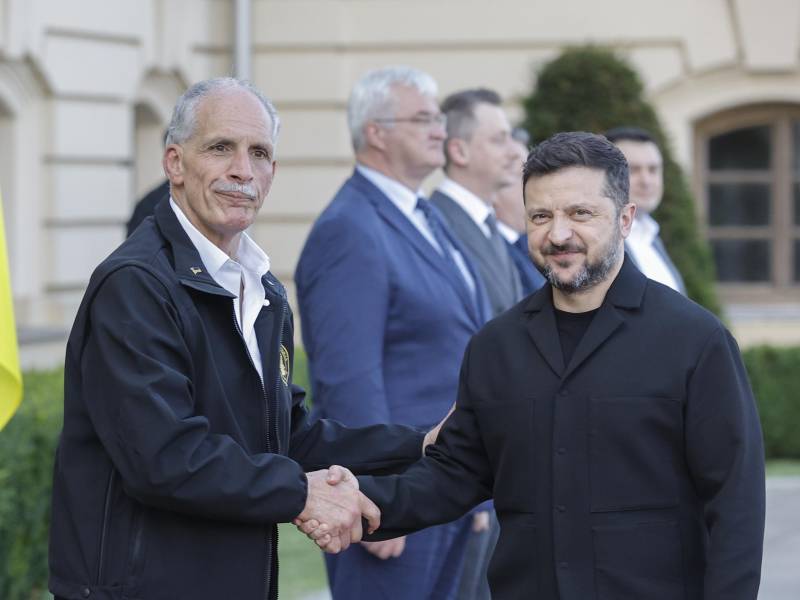 El presidente ucraniano Volodímir Zelenski da la bienvenida al presidente hondureño Nasry Asfura antes de su reunión en Kiev, Ucrania, 19 de junio de 2026.