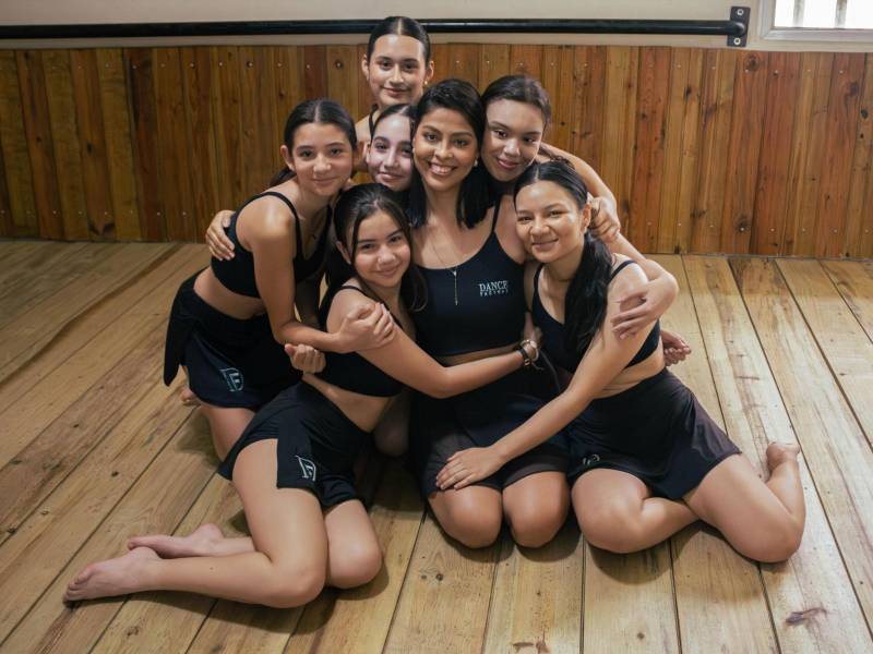 Ana posando junto a sus alumnas de Dance Factory.