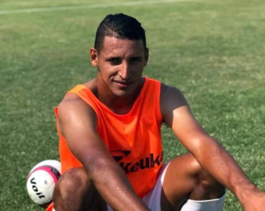 El lateral izquierdo César Oseguera es uno de los futbolistas a los que se le venció el contrato en el Platense y está a la espera de ser renovado.