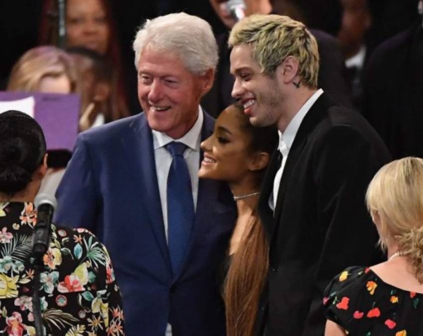 Tras la presentación de Gande, el expresidente de 72 años la buscó para posar para una foto junto al prometido de la cantante, Pete Davidson.