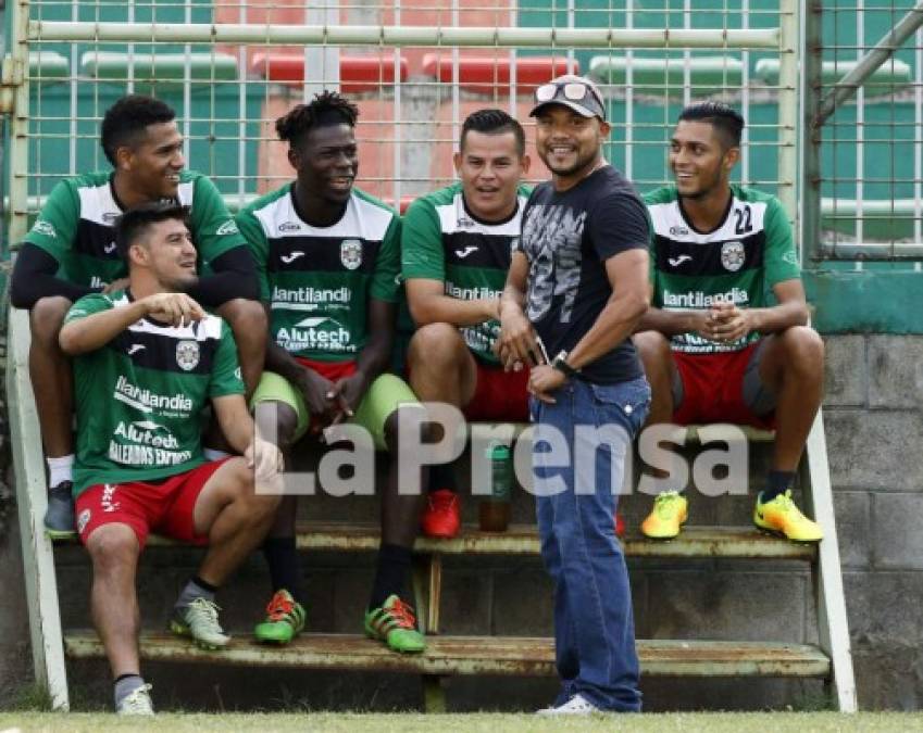 Emil Martínez llegó a animar a los jugadores de cara al juego de vuelta de la gran final del Torneo Clausura 2018.