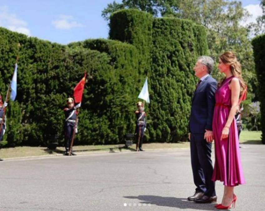 Para recibir al presidente chino Xi Jinping en la quinta de Olivos, la primera dama lució un vestido de satén en violeta combinado con rojo vivo en la cintura acaparando la atención.
