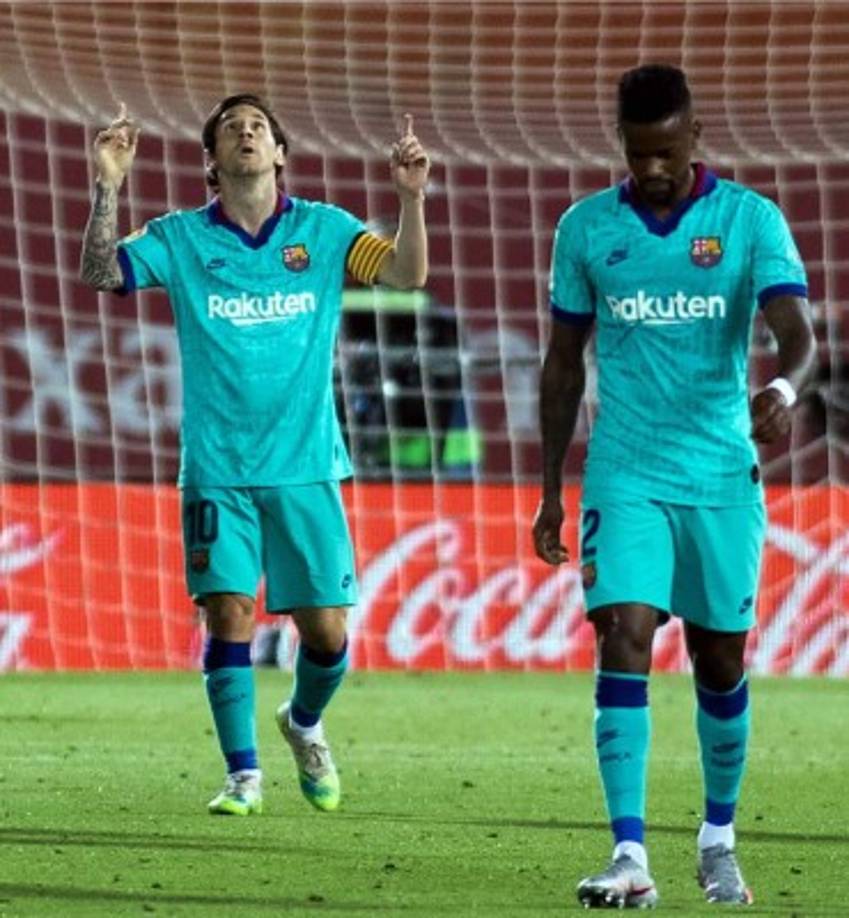 Messi y su habitual festejo con las manos arriba y mirada al cielo, en recuerdo de su abuela.