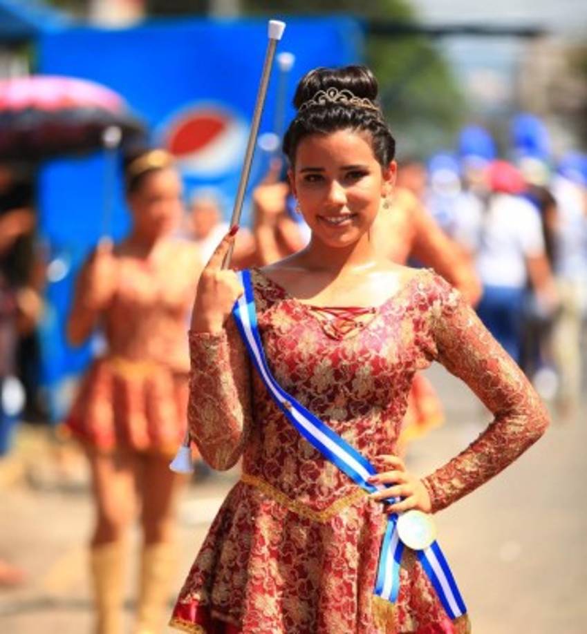 Las elegantes palillonas engalanaron las calles sampedranas.