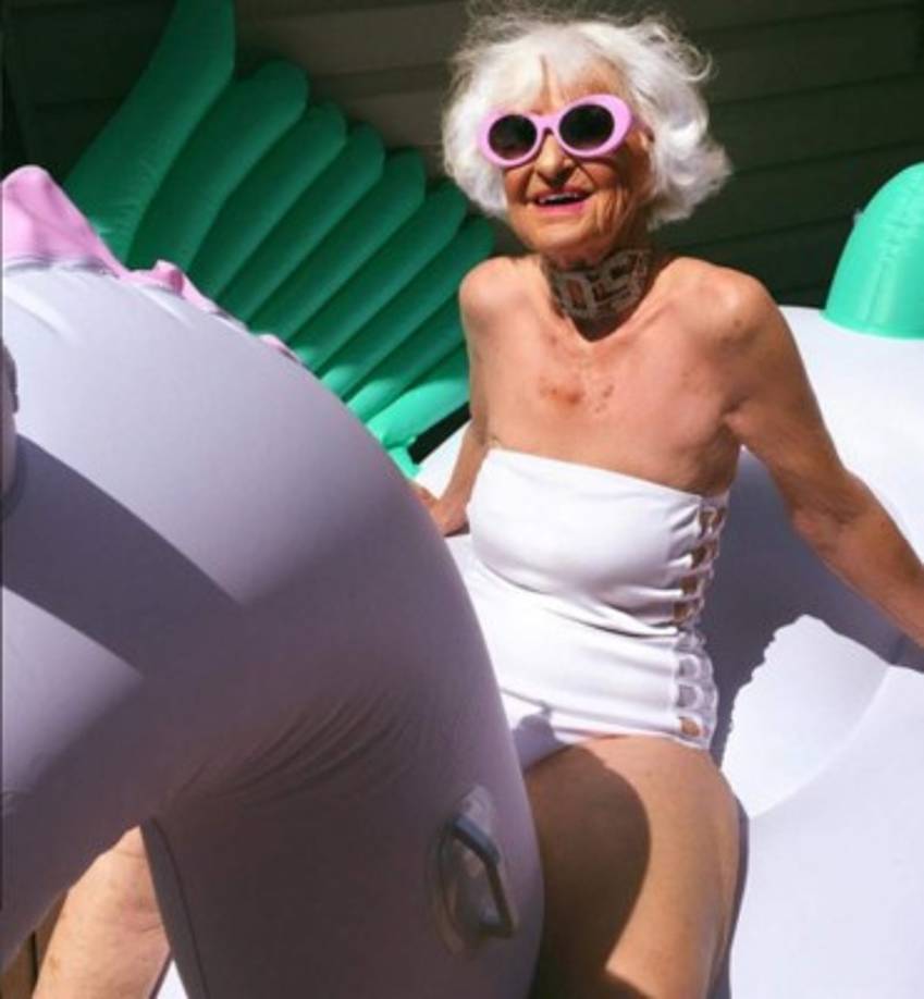 A Baddie le encanta tomar el sol a la orilla de una piscina.